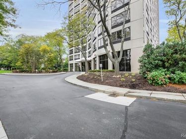 5000 Towncenter Center, Southfield, MI 48075