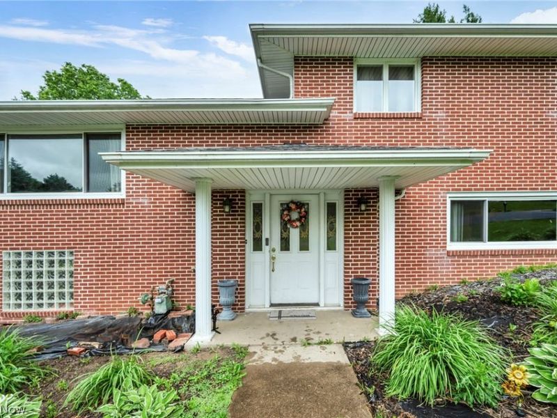 4841 Glenennis Circle NW, Canton, OH 44708 Photo 2