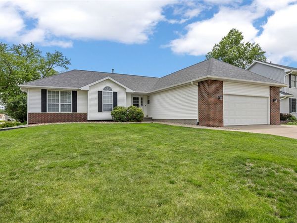1405 Lyndhurst Dr , Hiawatha, IA 52233