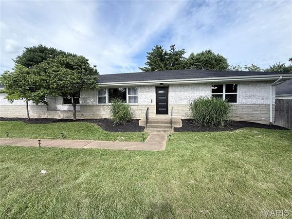 504 Wren Avenue , Manchester, MO 63021