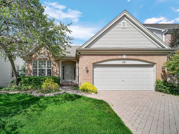720 Viewpointe Drive , St. Charles, IL 60174