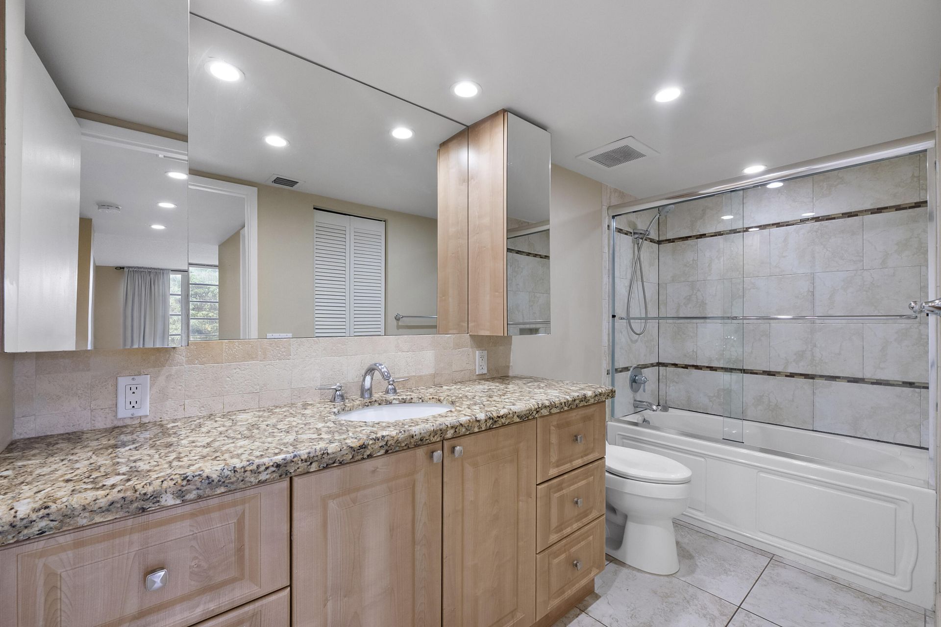 3900 Oaks Clubhouse Drive, Unit 411, Pompano Beach, FL 33069 Photo
