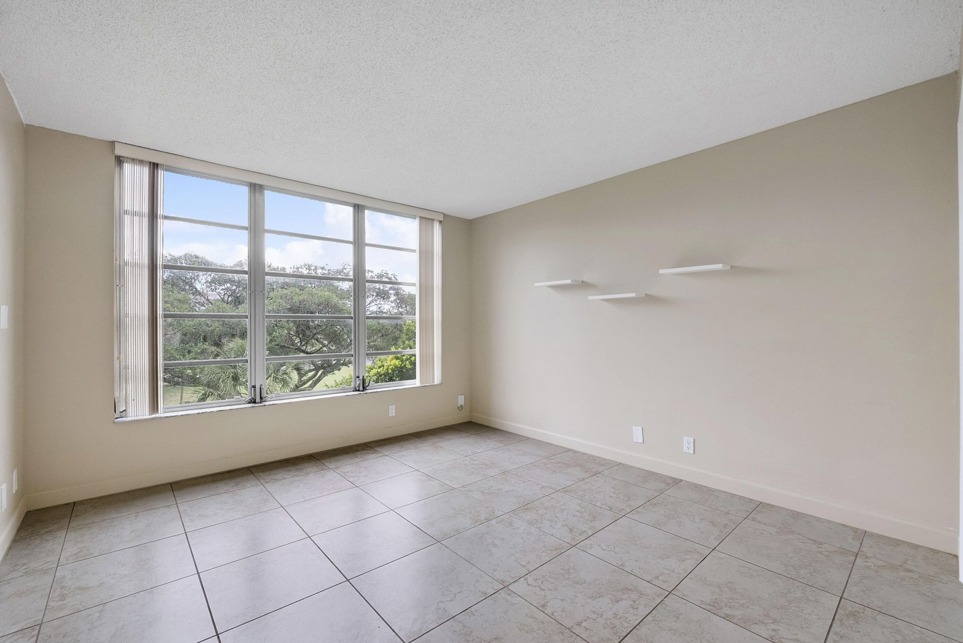3900 Oaks Clubhouse Drive, Unit 411, Pompano Beach, FL 33069 Photo
