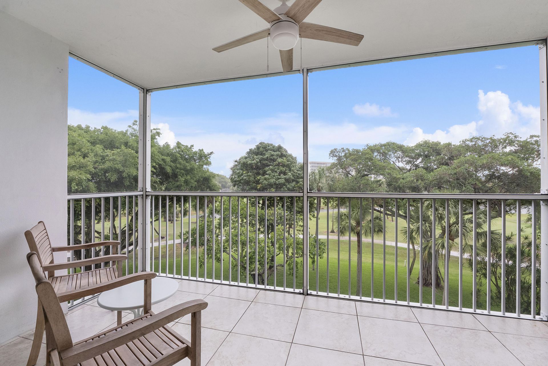 3900 Oaks Clubhouse Drive, Unit 411, Pompano Beach, FL 33069 Photo