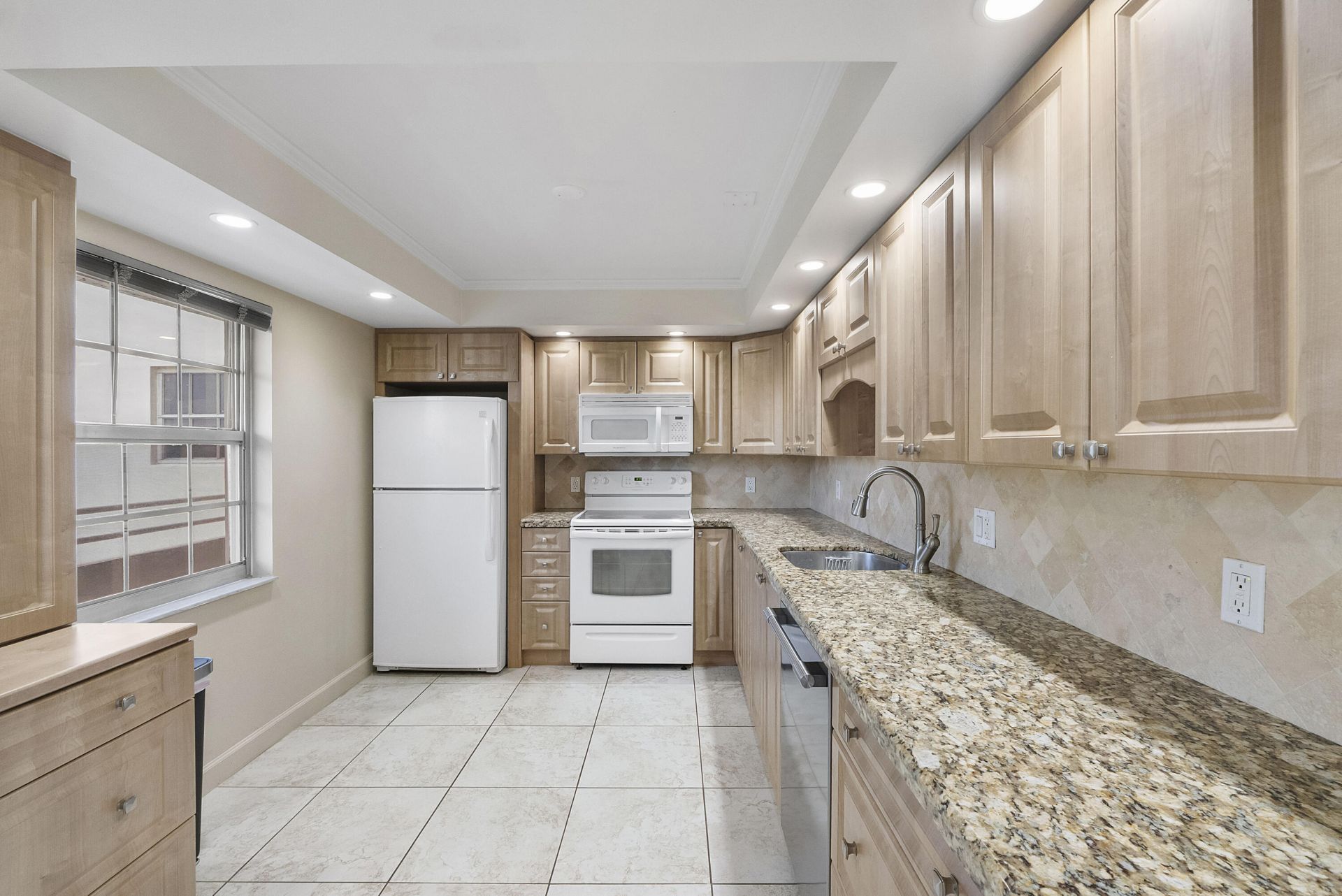 3900 Oaks Clubhouse Drive, Unit 411, Pompano Beach, FL 33069 Photo