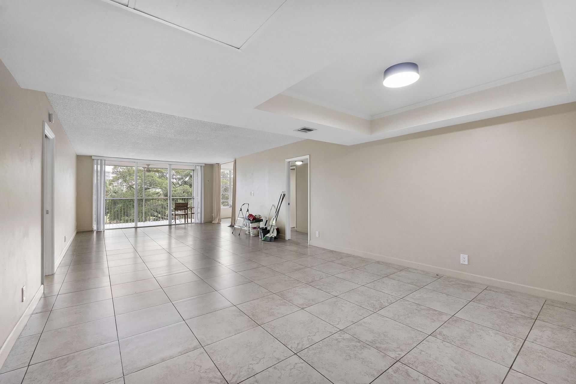 3900 Oaks Clubhouse Drive, Unit 411, Pompano Beach, FL 33069 Photo