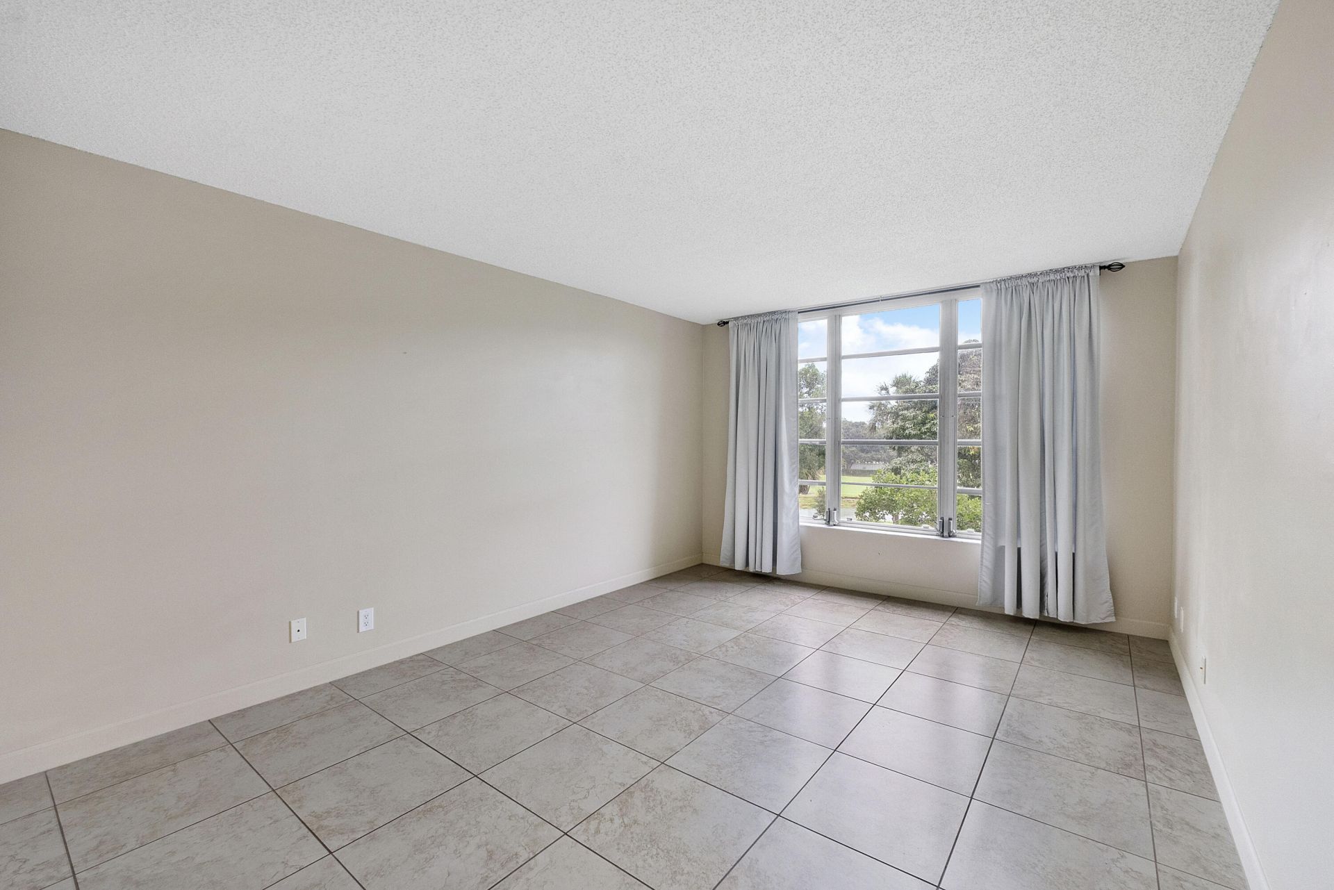 3900 Oaks Clubhouse Drive, Unit 411, Pompano Beach, FL 33069 Photo