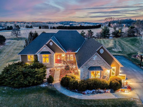N60W27257 Trappers Run, Merton, WI 53089