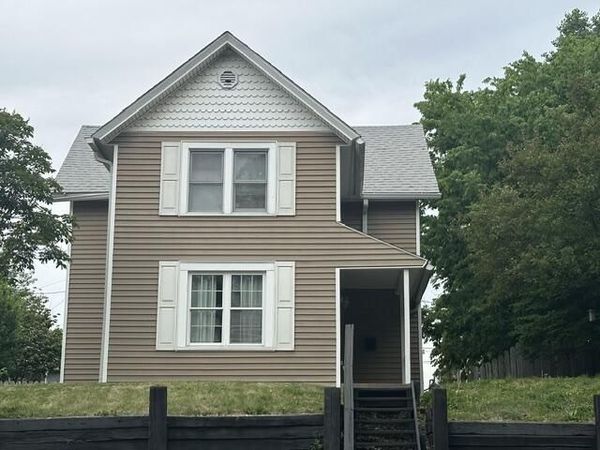 707 W 8TH ST, Muscatine, IA 52761