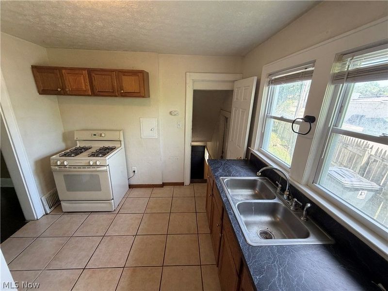 918 Frederick Boulevard , Akron, OH 44320 Photo 18