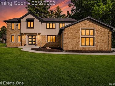 2141 Hickory Leaf Court N, Rochester Hills, MI 48309