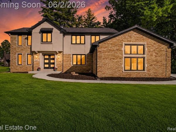 2141 Hickory Leaf Court N, Rochester Hills, MI 48309