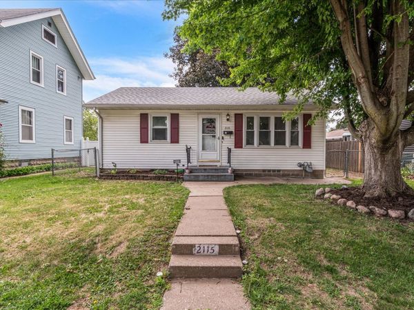 2115 W Pleasant Street , Davenport, IA 52804