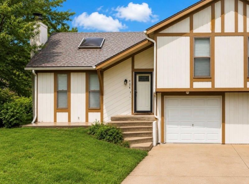 124 N Saxony Drive, Olathe, KS 66061 Main Photo