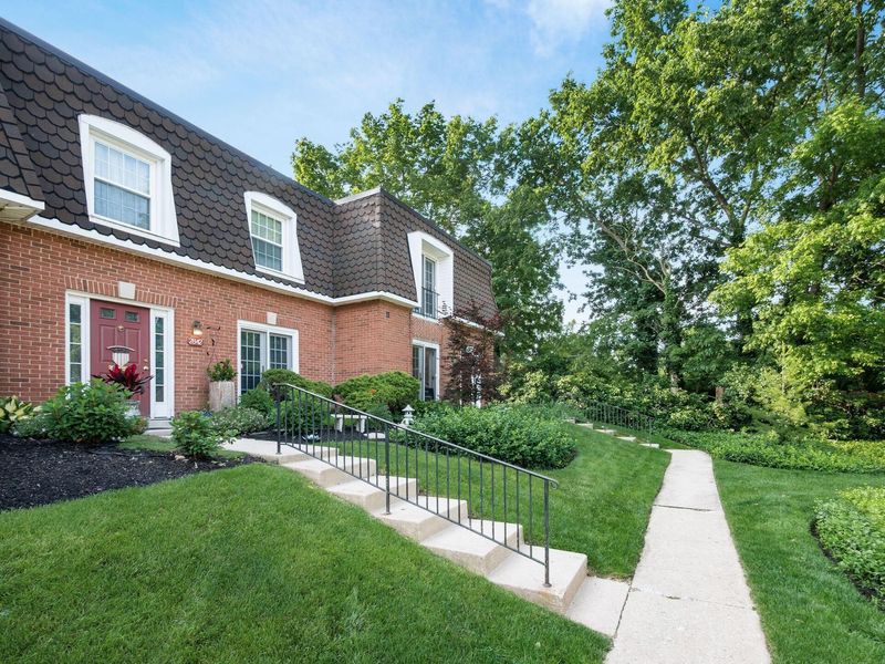 2840 Chateau Circle S, Unit 28, Columbus, OH 43221 Photo 3