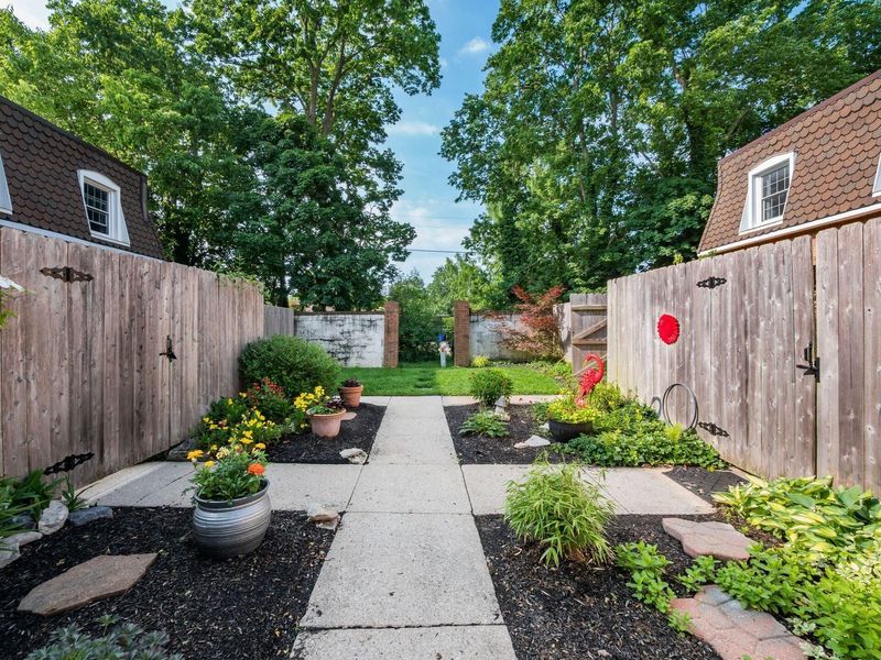 2840 Chateau Circle S, Unit 28, Columbus, OH 43221 Photo 43