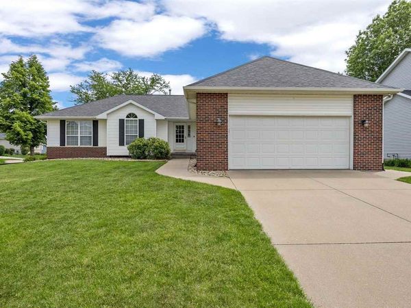 1405 Lyndhurst Dr, Hiawatha, IA 52233
