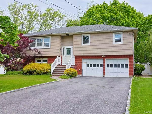 9 Grossman Street , Melville, NY 11747