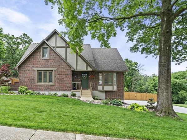 2108 SW Brookshire Drive, Blue Springs, MO 64015