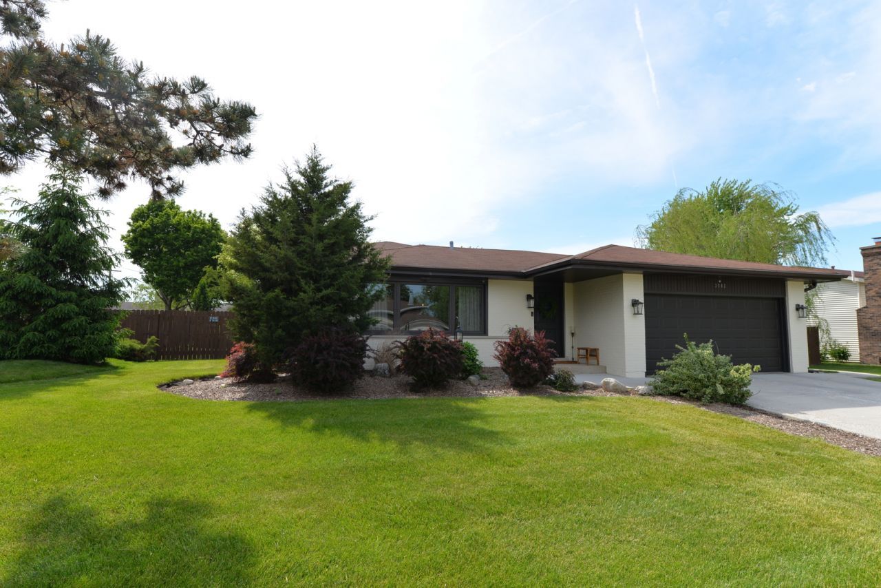 3902 N Galesburg Avenue , Arlington Heights, IL 60004 Main Photo