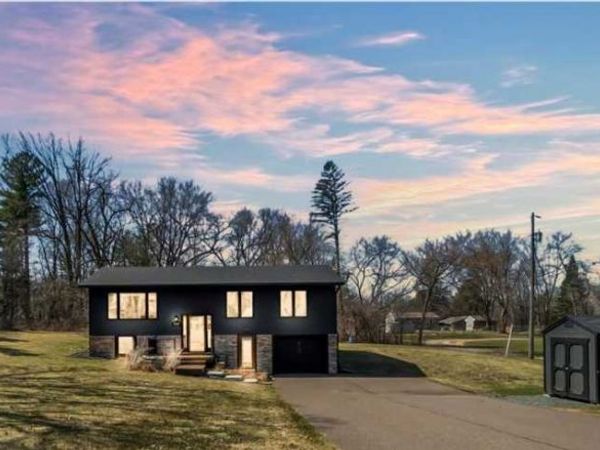 1130 Hallam Avenue N, Mahtomedi, MN 55115
