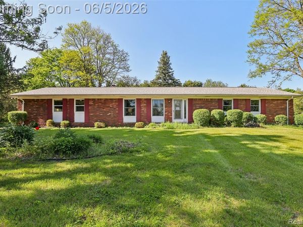 8701 Heatherset Drive, Brighton Twp, MI 48114