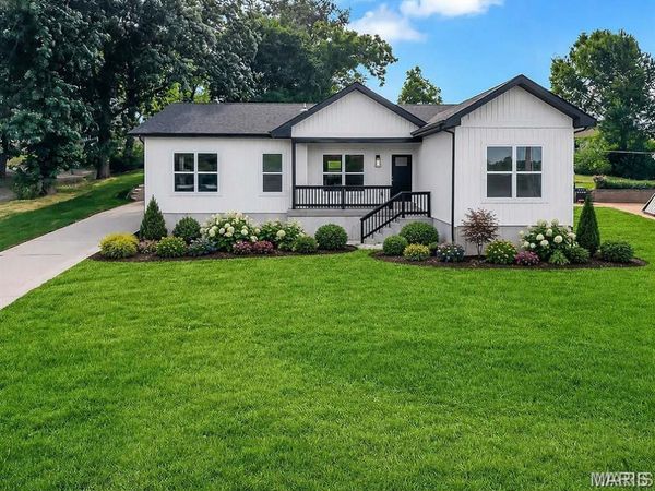 211 Fee Fee Road, Maryland Heights, MO 63043