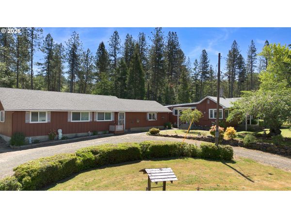 3301 COLONIAL RD, Roseburg, OR 97471