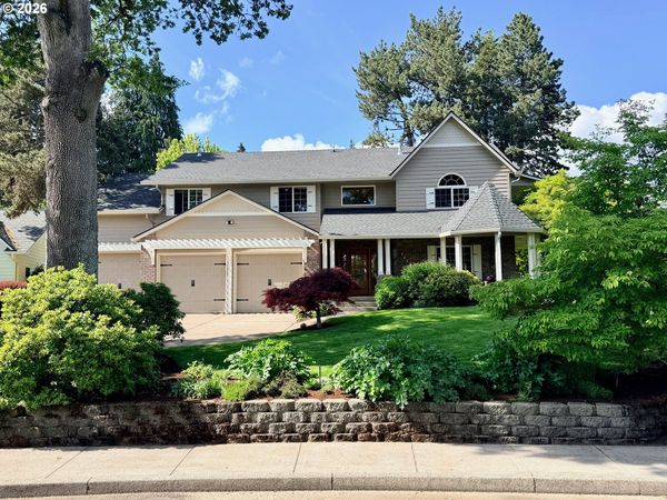 565 SHELOKUM DR, Silverton, OR 97381