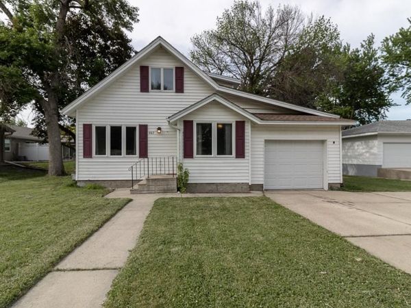 462 E Washington Street , Le Center, MN 56057