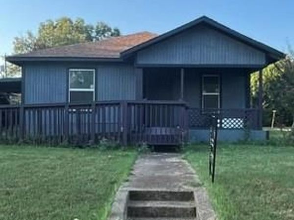 1038 E Maddox Avenue, Fort Worth, TX 76104