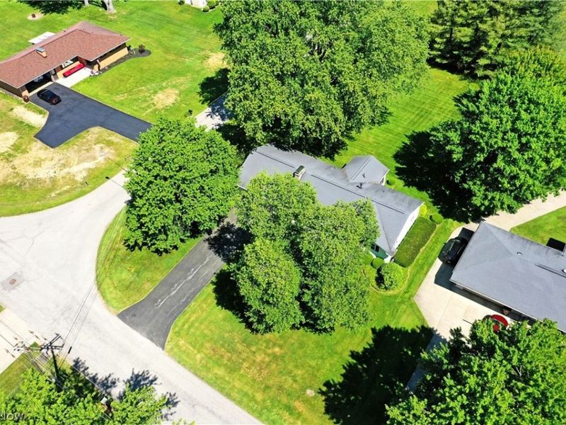 4975 Maple Drive, Vienna, OH 44473 Photo 3