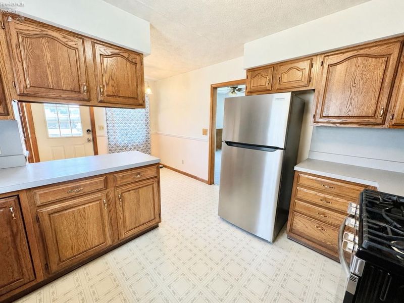 515 W Fifth Street, Port Clinton, OH 43452 Photo 8