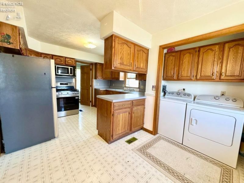 515 W Fifth Street, Port Clinton, OH 43452 Photo 9