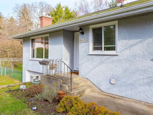 4121 Quadra St, Saanich, BC V8X 1L1