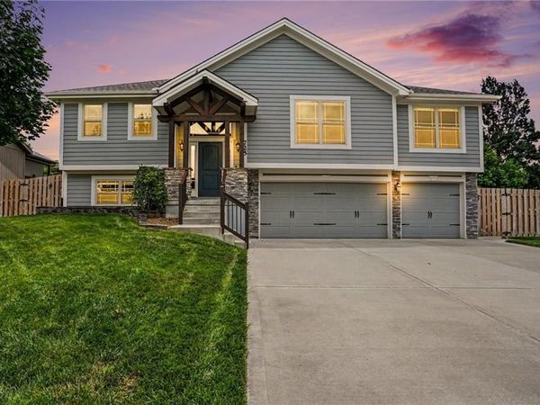 725 E 13th Terrace, Kearney, MO 64060