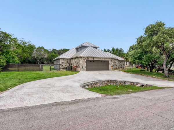748 CANYON OAKS DR, Canyon Lake, TX 78133