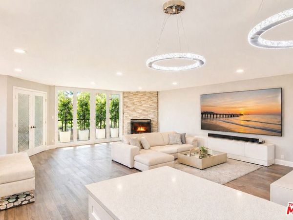 150 N Almont Drive, Unit 203, Beverly Hills, CA 90211
