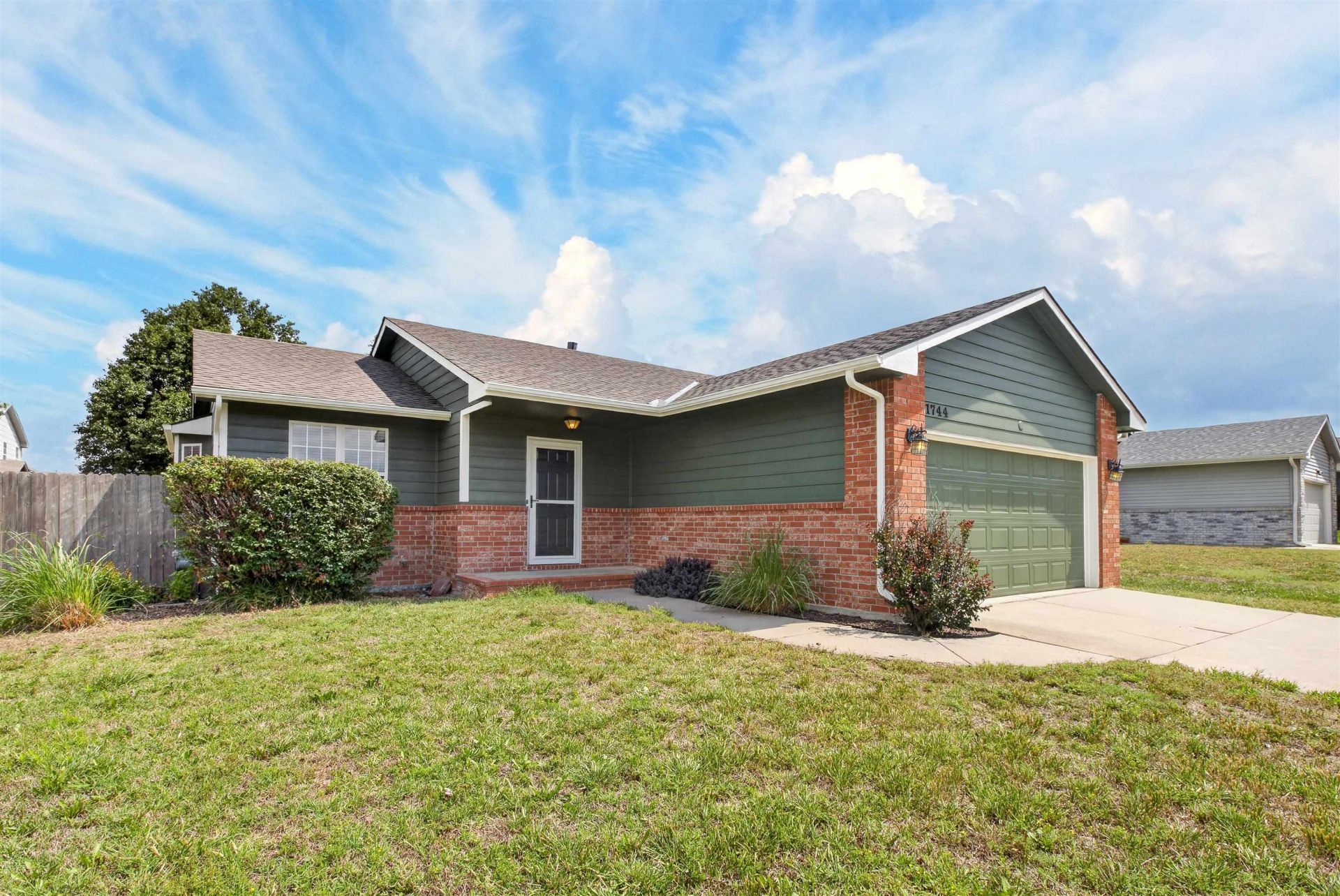 1744 N Country Walk Ln, Mulvane, KS 67110 Main Photo
