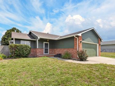 1744 N Country Walk Ln, Mulvane, KS 67110