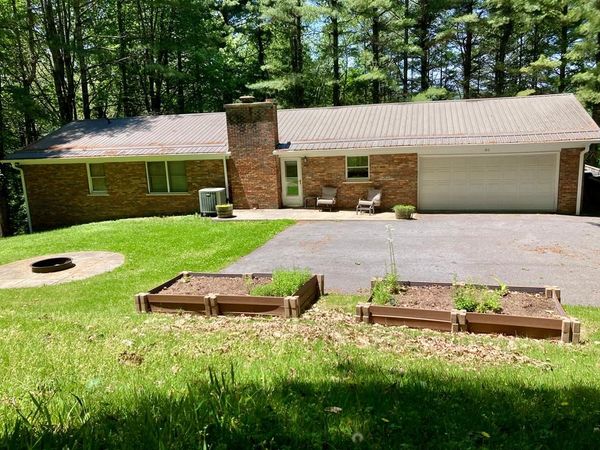 160 Cherry St., DANIELS, WV 25832