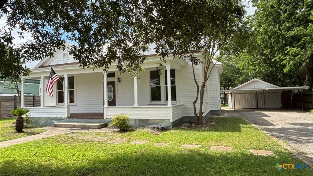 227 E College Street, Seguin, TX 78155 Main Photo