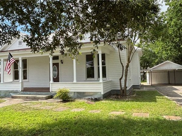 227 E College Street, Seguin, TX 78155