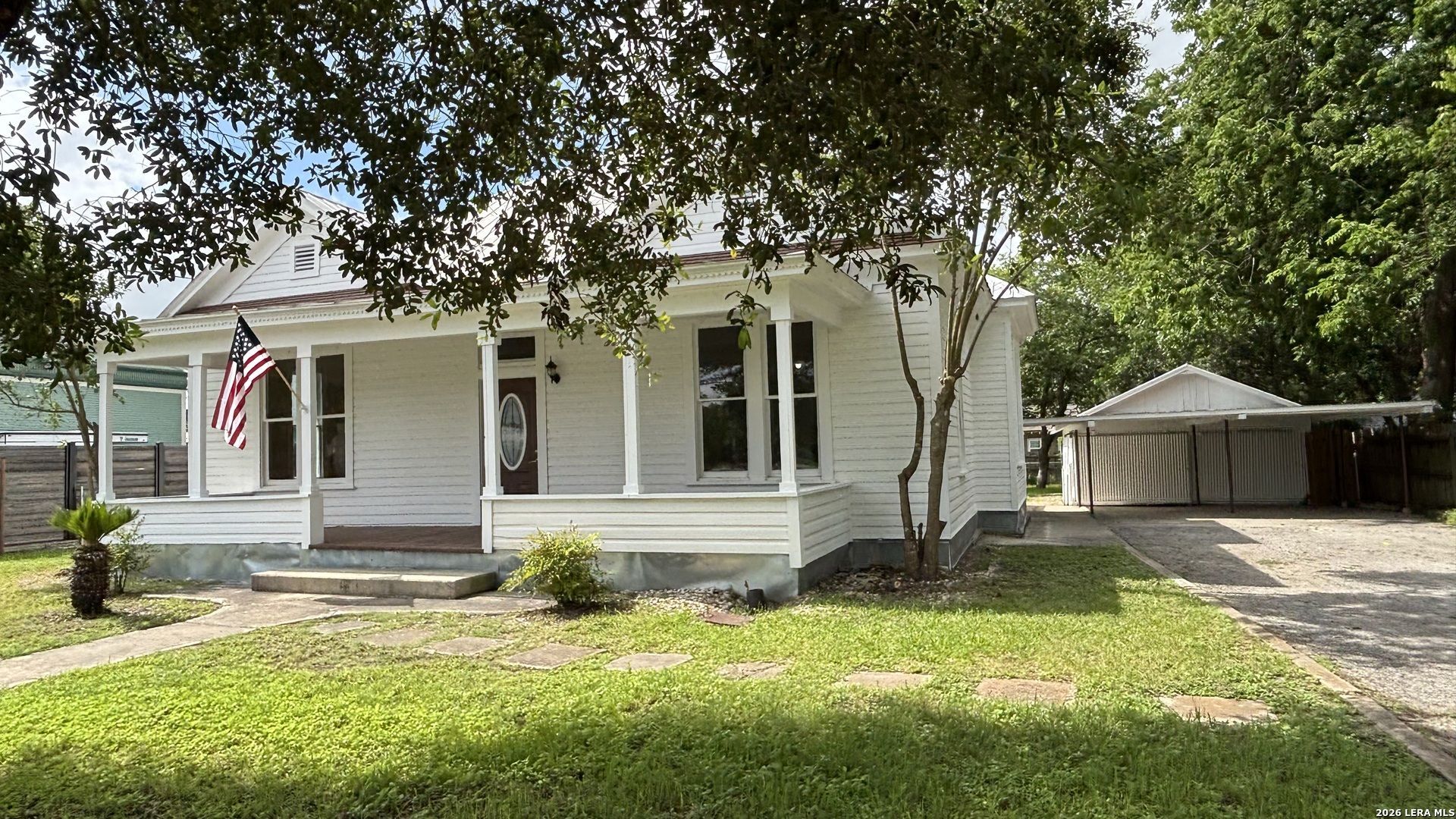 227 E College St, Seguin, TX 78155 Main Photo