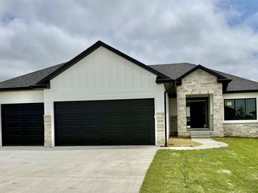 9230 Castle Pine Drive, Lincoln, NE 68516