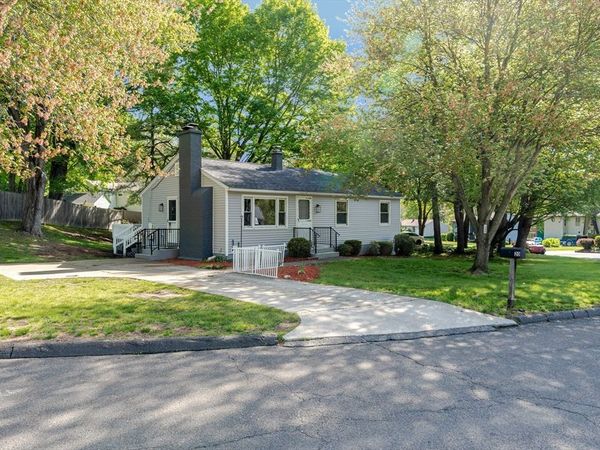 20 Meadowbrook Dr, Easthampton, MA 01027