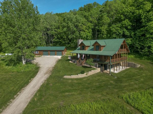 1934 Old Mission Drive, Harpers Ferry, IA 52146