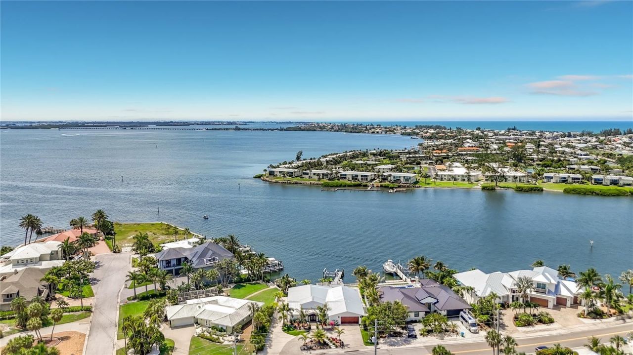 605 Key Royale Drive, Holmes Beach, FL 34217 Photo