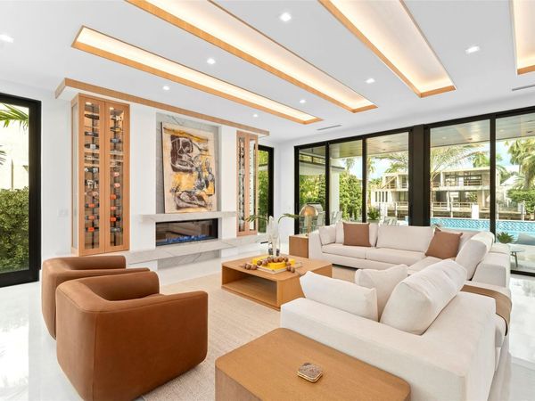 24 Fiesta Way, Fort Lauderdale, FL 33301
