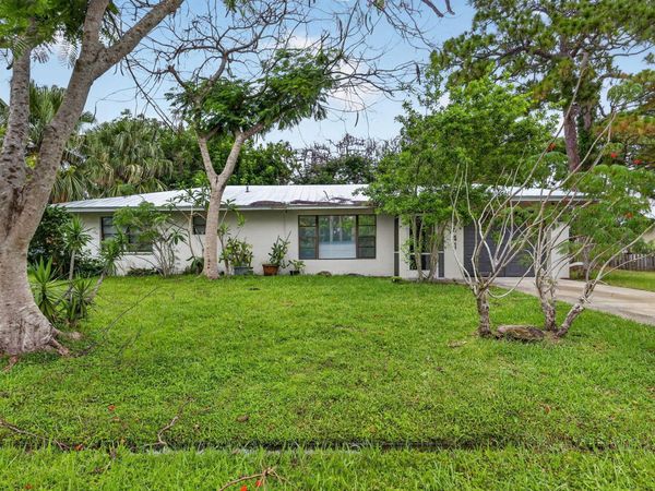 941 SE Atlantus Avenue, Port St. Lucie, FL 34983